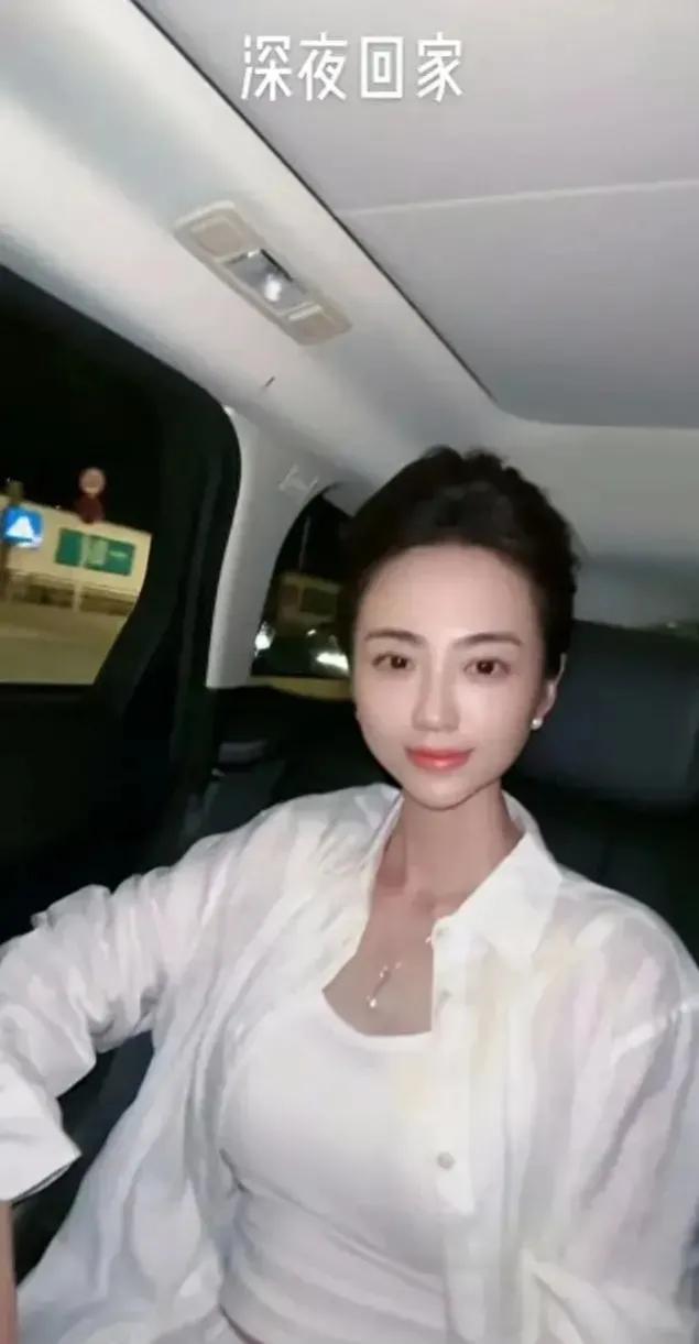 果然白富美！恒大歌舞团团长白珊珊一组照片被媒体曝光，豪宅豪车，优秀企业家。
第一