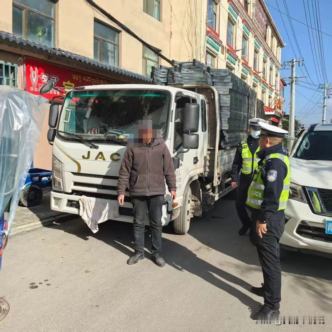 青海这位徐师傅，可真是上演了一出现实版“掩耳盗铃”！

为图自己卸货方便，他把货