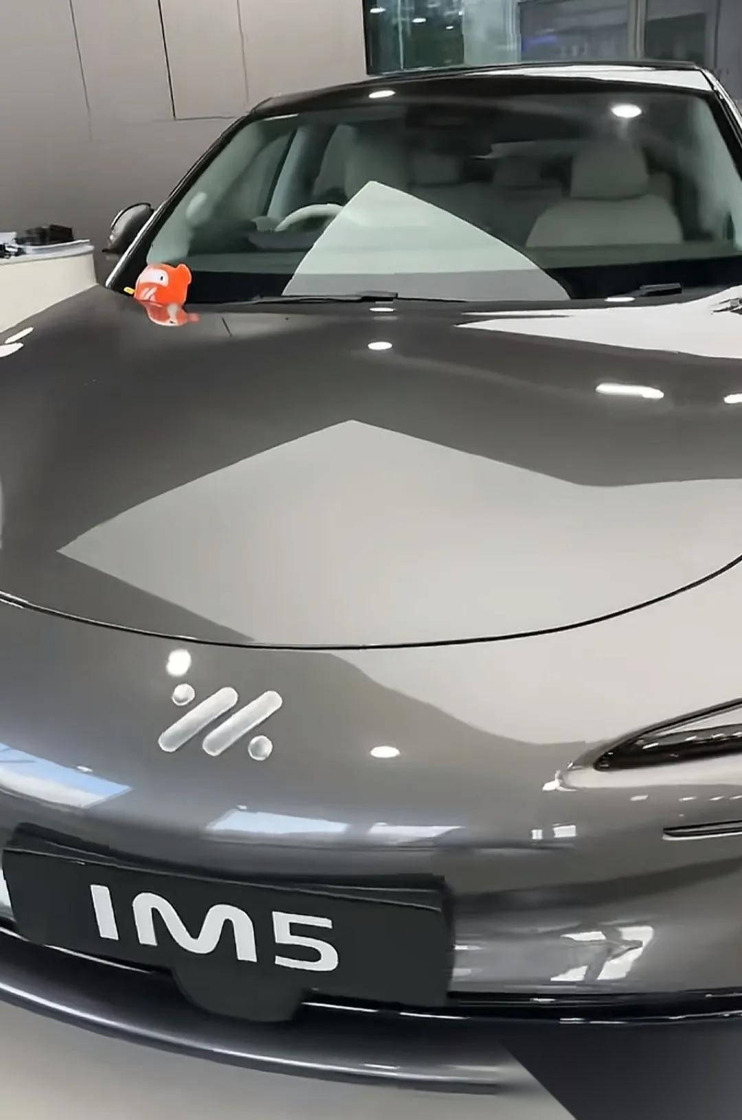 4月13日，72岁港星吴志雄在个人社交账号上分享了一段国产电动汽车的视频，他透露