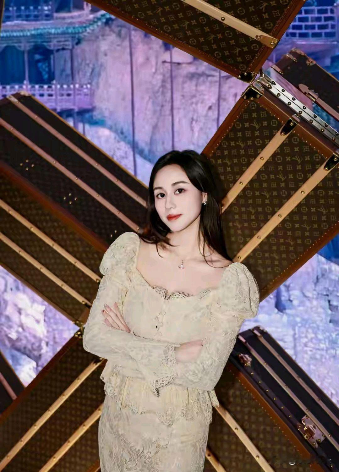 何超欣和母亲成功登上路易号，四太梁安琪年轻气质 和女儿玩得开心！[耶][烟花][