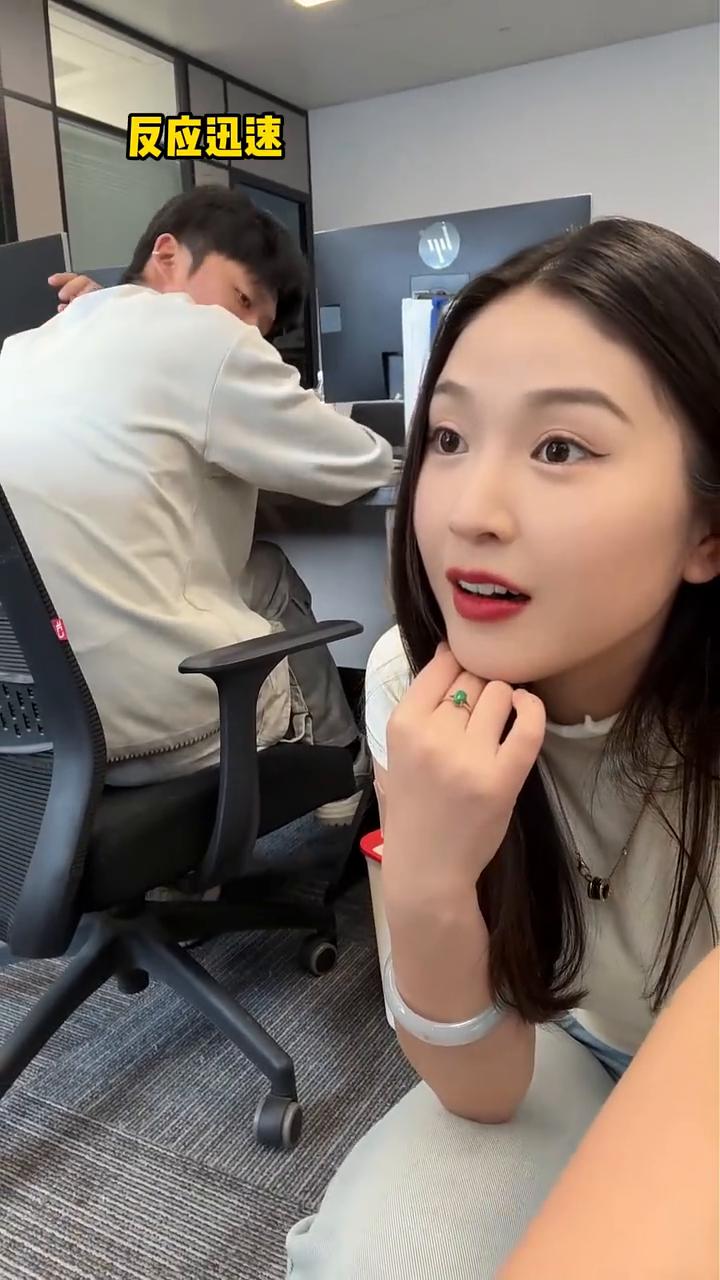 让我看看办公室谁最不正经。
这女生身材真好。
你穿的这是渔网袜吗？
这面试的腹肌