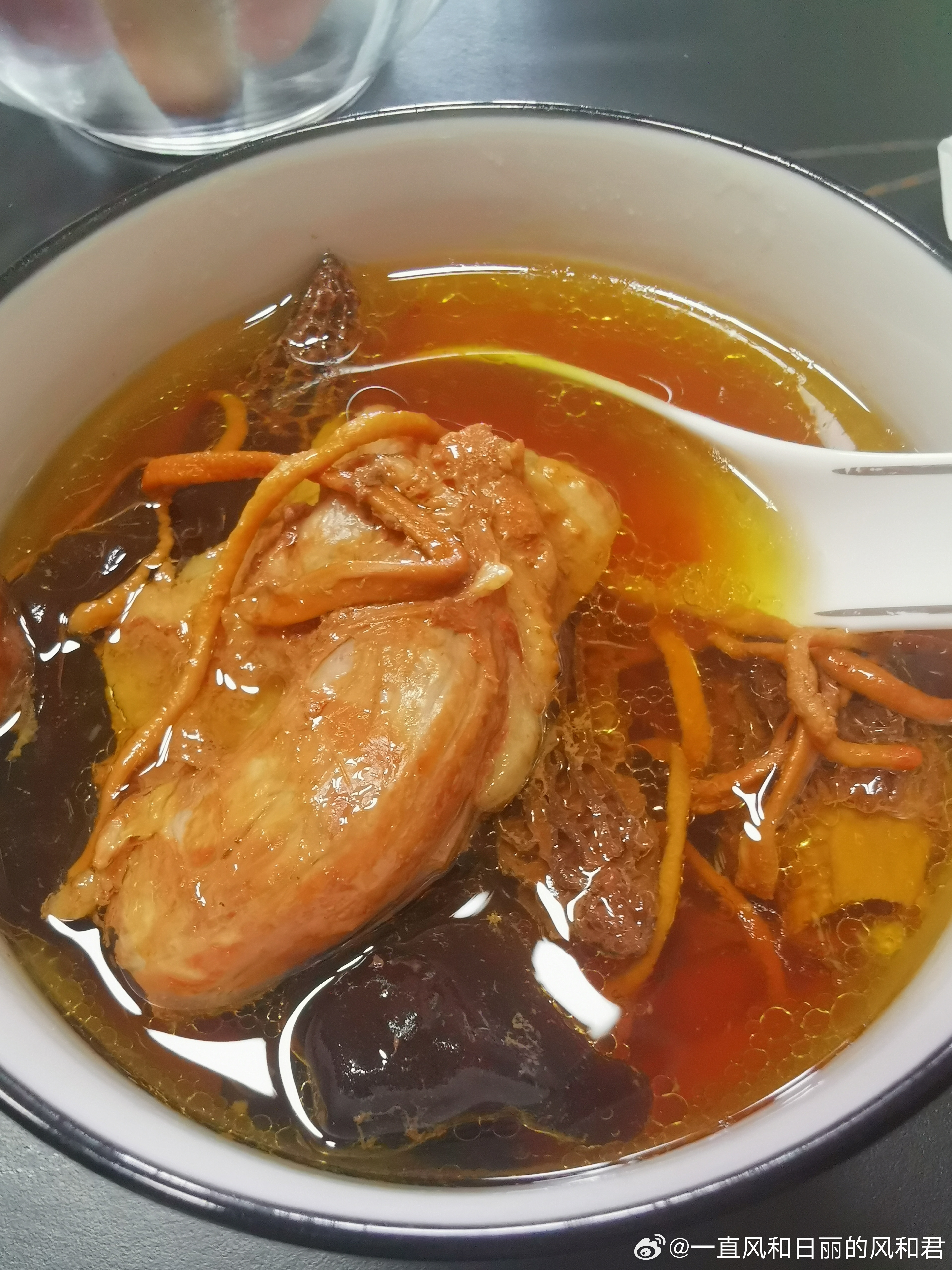 昨天又炖了一大锅鲜美鸡汤，下个馄饨就是鸡汤馄饨，今天再下个面，就是鸡汤面。三伏天