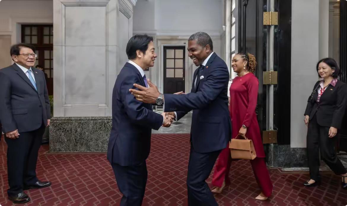 德鲁：我给你助威来了，这次出场费可要以亿为单位啊。否则的话，我们可就要断交了。