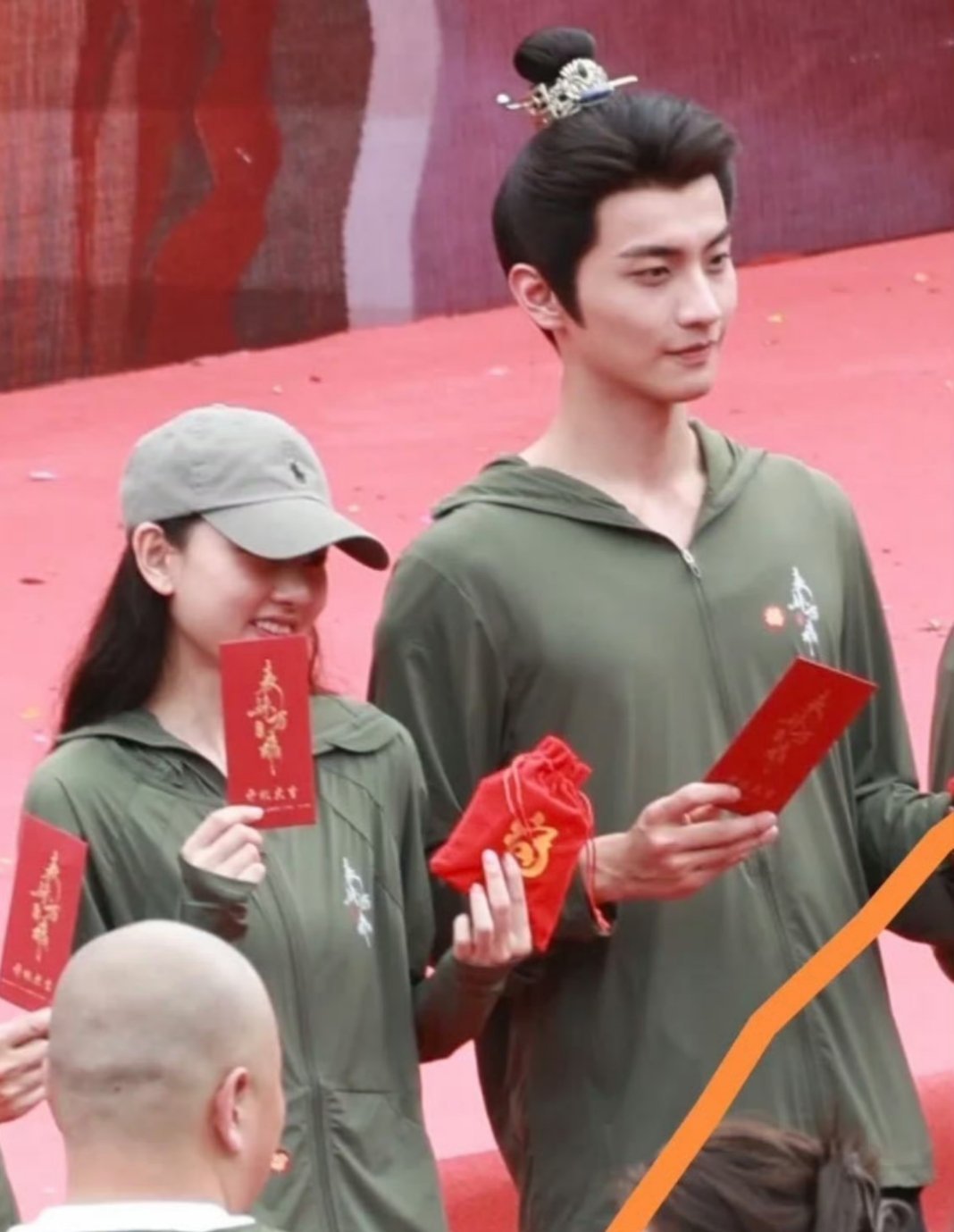 表妹万福今天开机，宋祖儿陈鑫海这个组合好养眼啊[好喜欢] ​​​