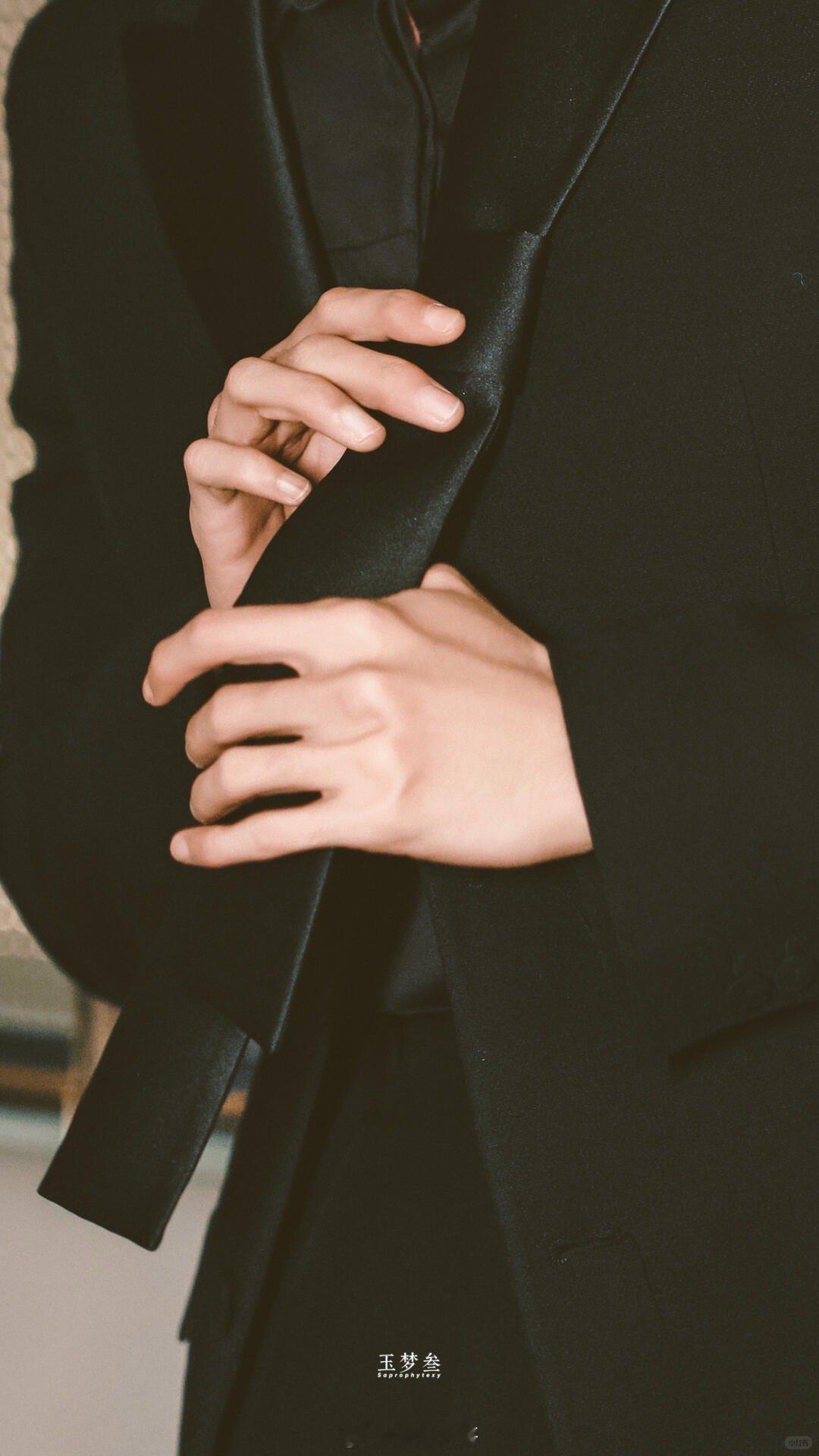 导演肯定也知道陈星旭的手好看 哇塞！《枭起青壤》导演太会啦！陈星旭那双手一出现，