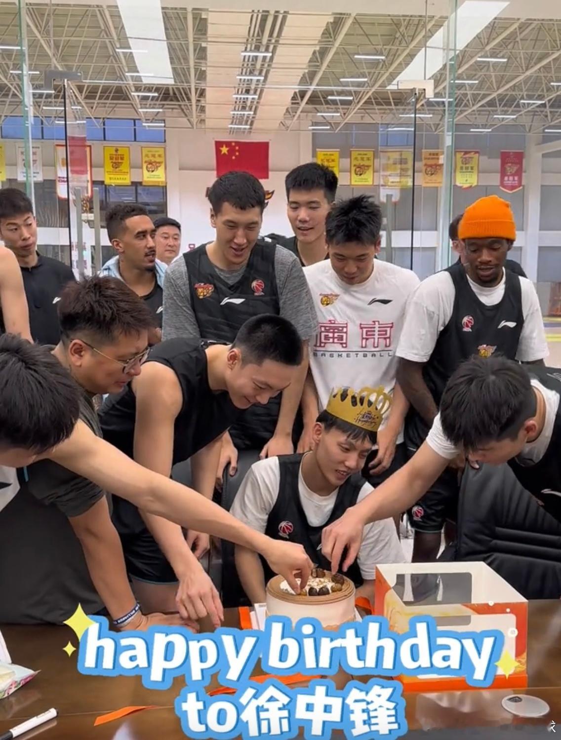 杜锋指导社媒更新动态，庆祝徐杰26岁生日现场视频！下手最狠的要数崔永熙，不但蛋糕