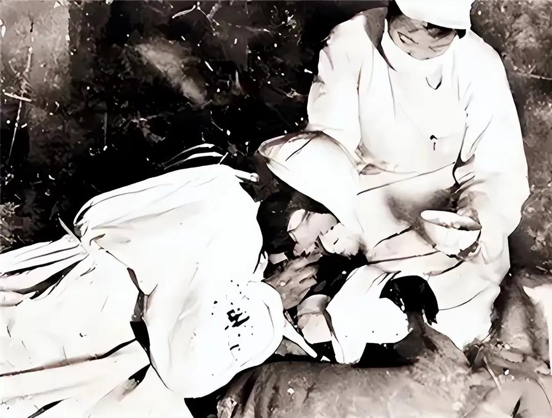 1952年，16岁的女护士王清珍，用了三天三夜整理好了黄继光的遗体。然而，多年后