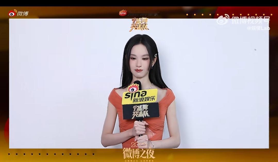 陈都灵微博之夜后台太甜！被前辈宠到害羞笑不停
 
陈都灵回应被宋佳搂腰进内场陈都