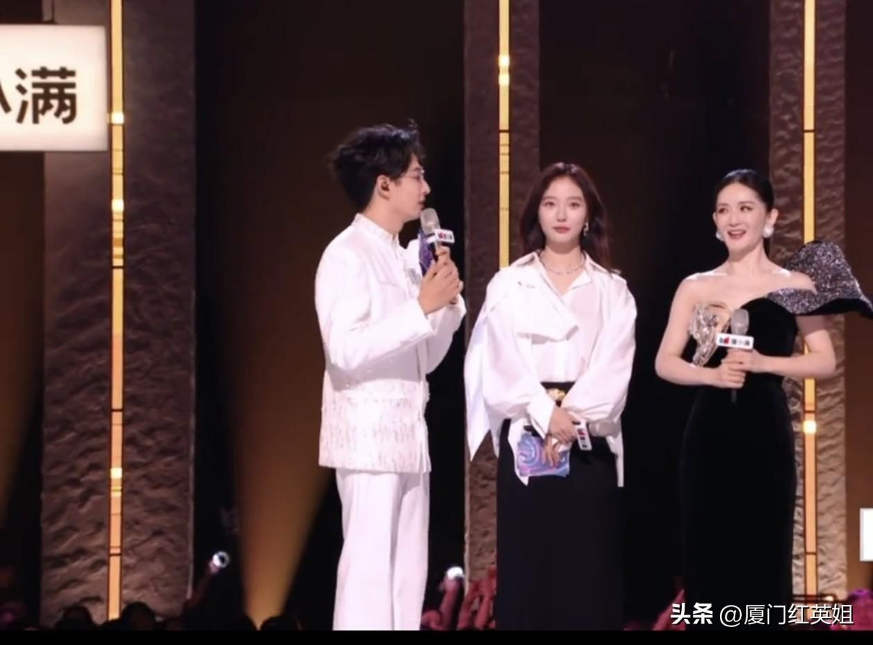 在《乘风2026》总决赛中
谁说谢娜缺席了
谢娜虽然未按原计划担任总决赛开场主持
