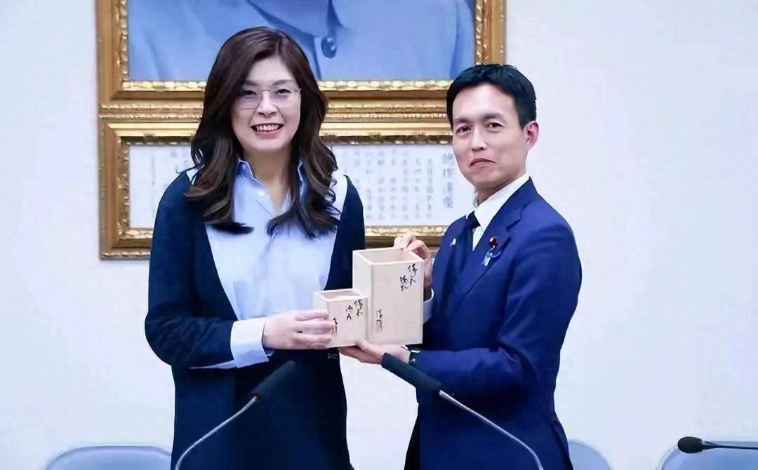 原形毕露，不再掩饰。郑丽文近日在高调会见窜台的日本自民党青年局长时竟然说：中国国