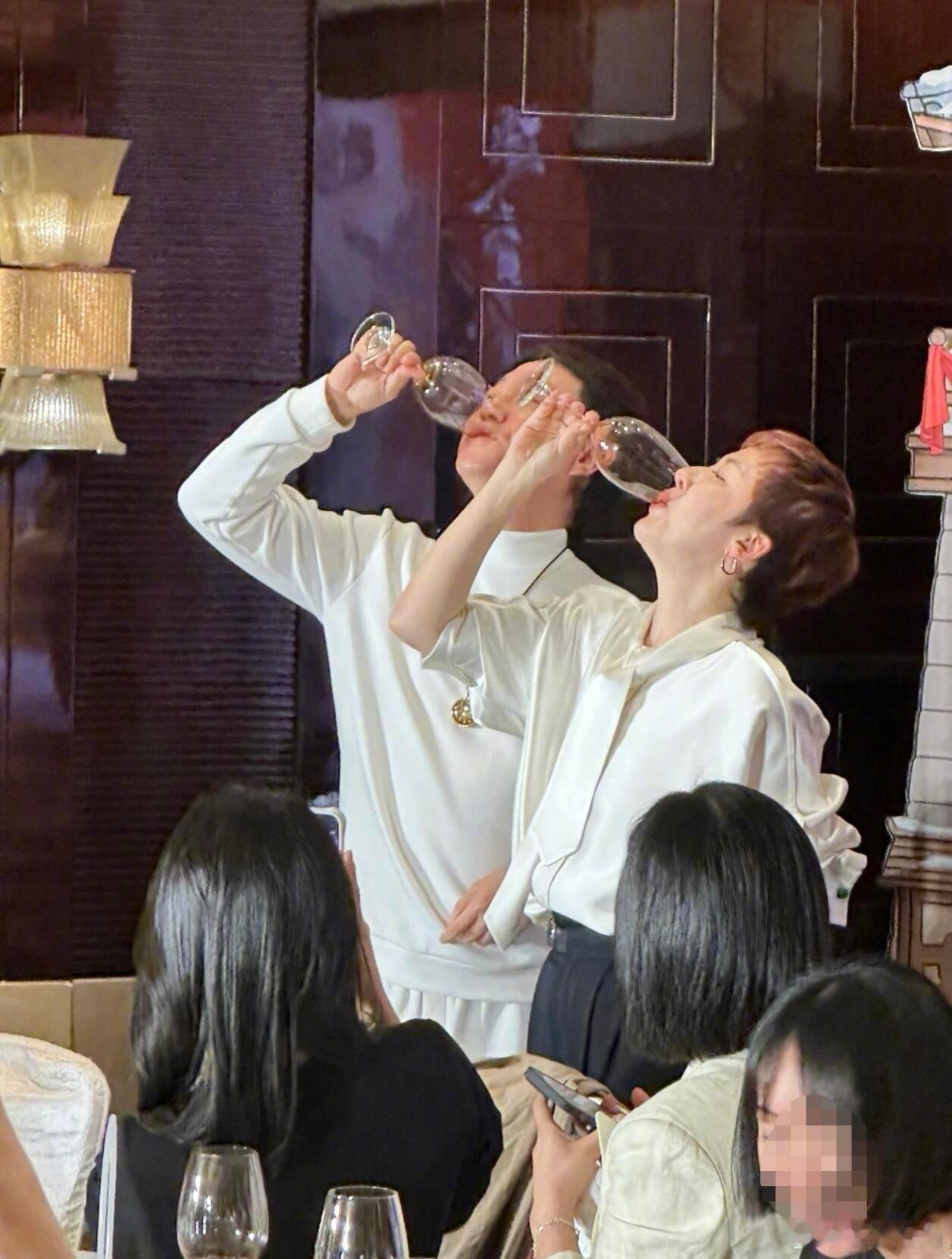 逐玉庆功宴谁懂张凌赫田曦薇经纪人在逐玉庆功宴上世纪大和解的诡异感，告诉刺客今晚不