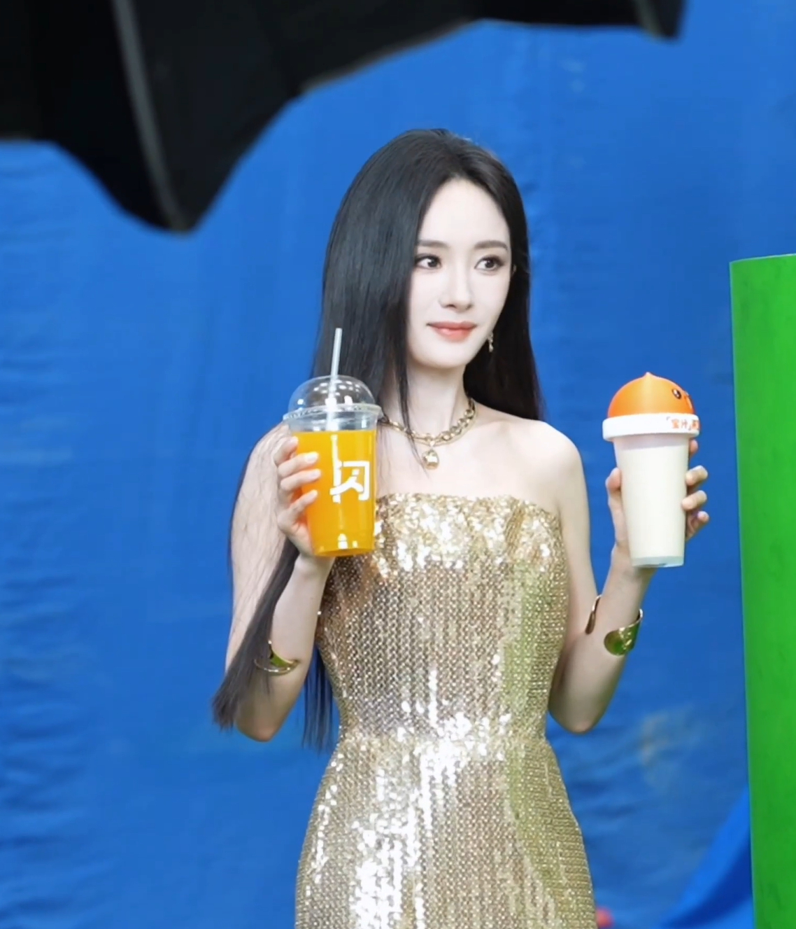也是靠杨幂吃上这个夏天的红利了 幂姐太懂球迷想要什么啦！这个夏天凌晨三点的比赛和