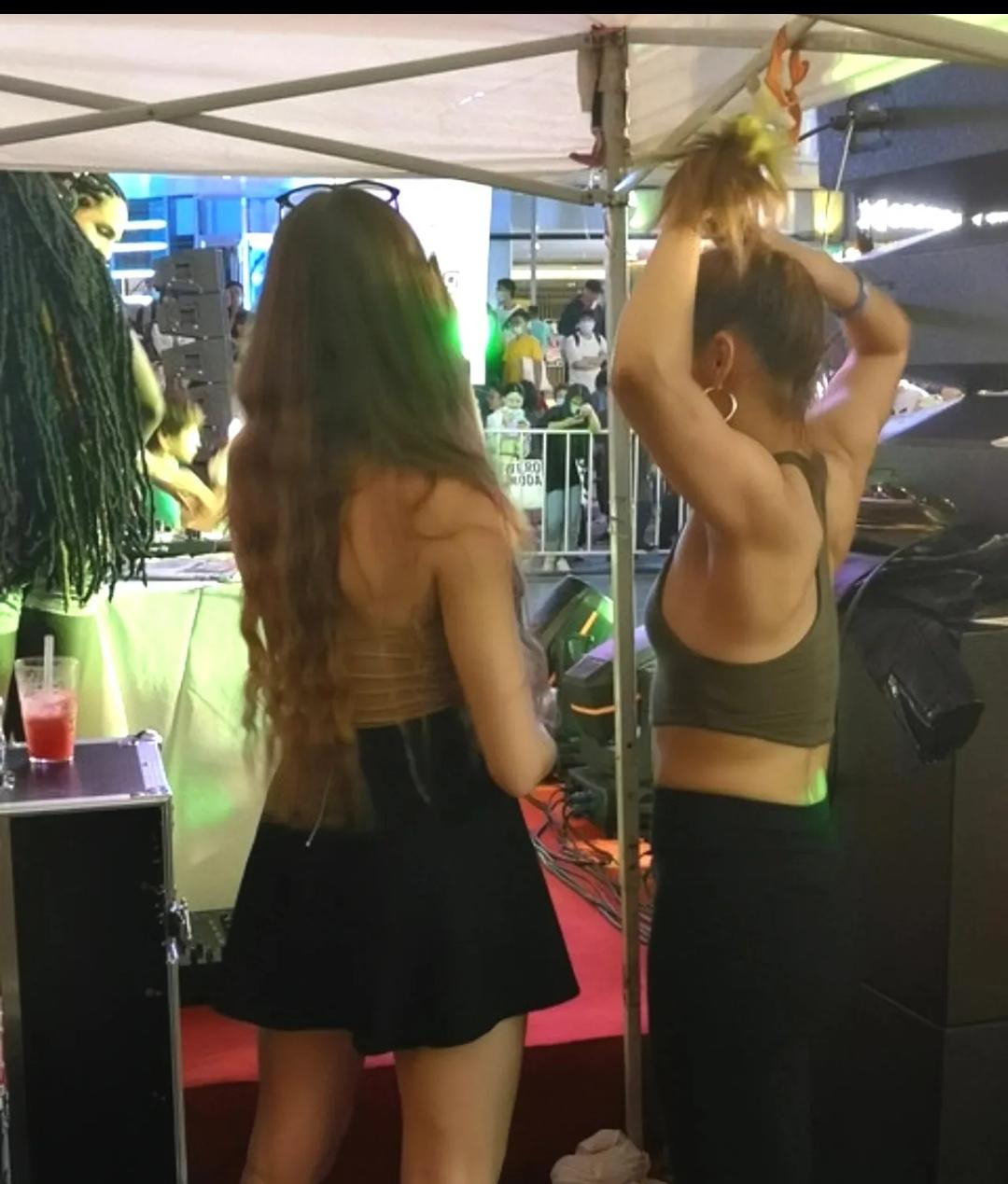 香港警方这次出手，真是又快又狠。两个外籍女子，一个41岁，一个42岁，打扮得花枝
