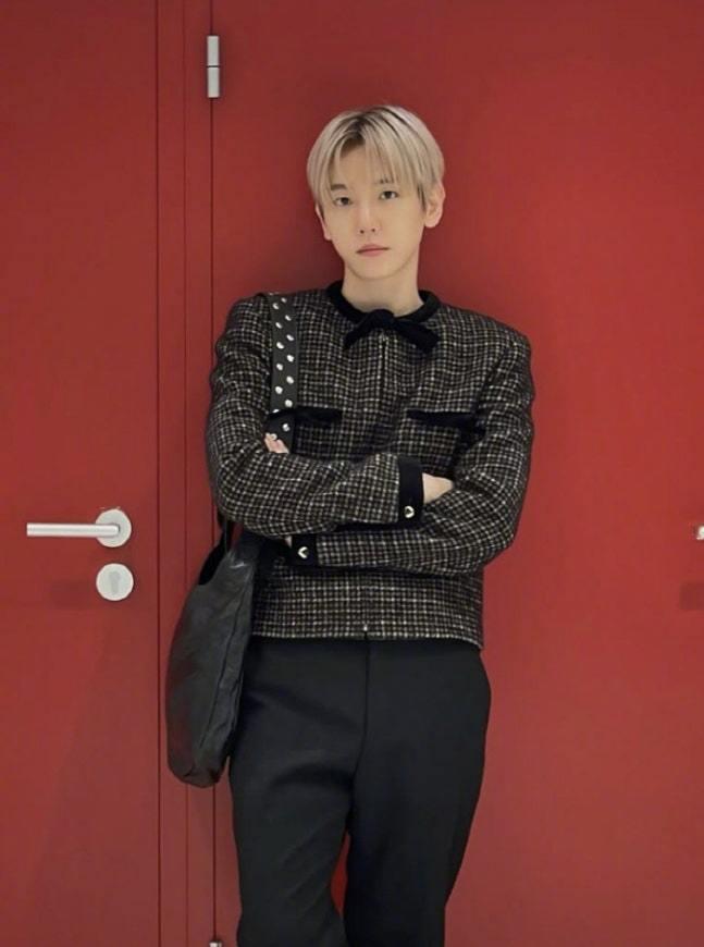 【体育朝鲜】22日，有媒体报道称边伯贤正与Galaxy Corporation就