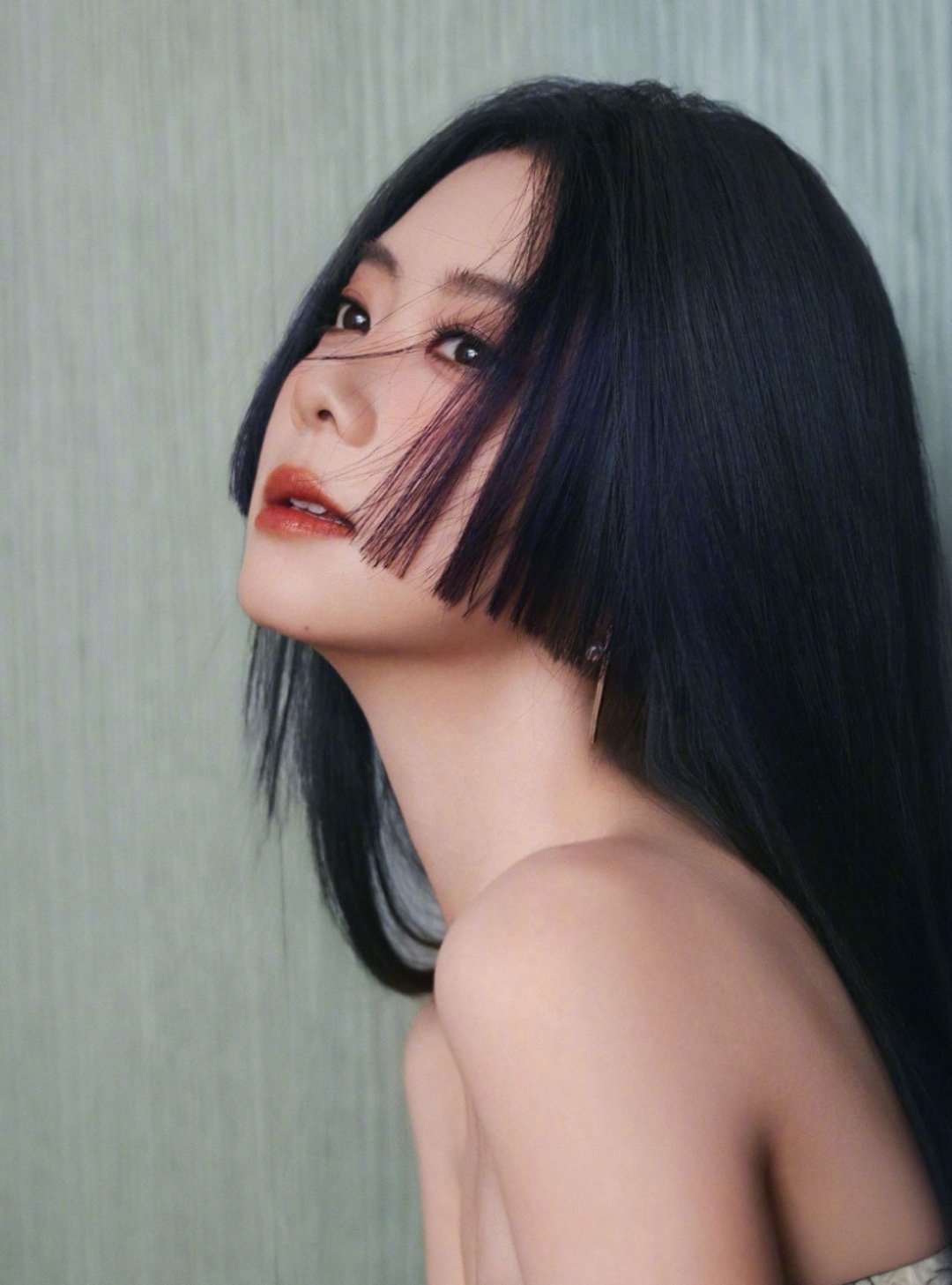 这居然是谭松韵，差点没认出来，清冷又漂亮，风格驾驭的超级棒！ ​​​