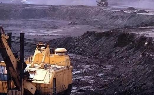 所有人都在等中国对日本出手，结果海关数据一公布，全都懵了。2025年11月，中国