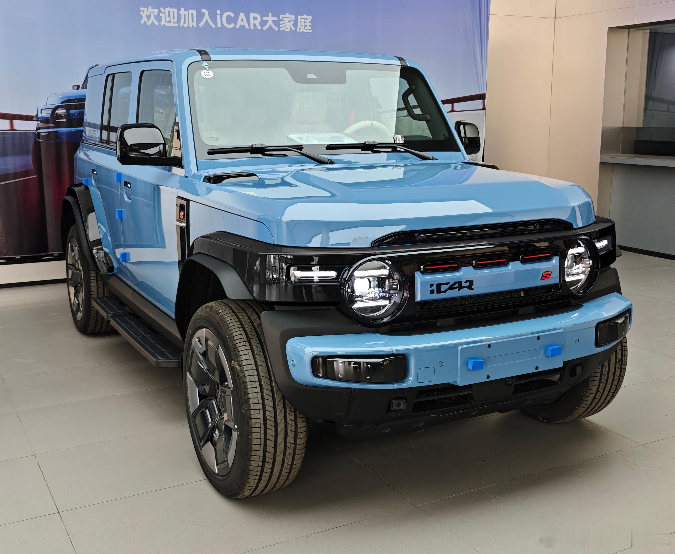 准备简简单单贴个熊猫色瓷蓝配熊猫色比较粗暴直白但现在卡在了后杠的最下面这一层车漆