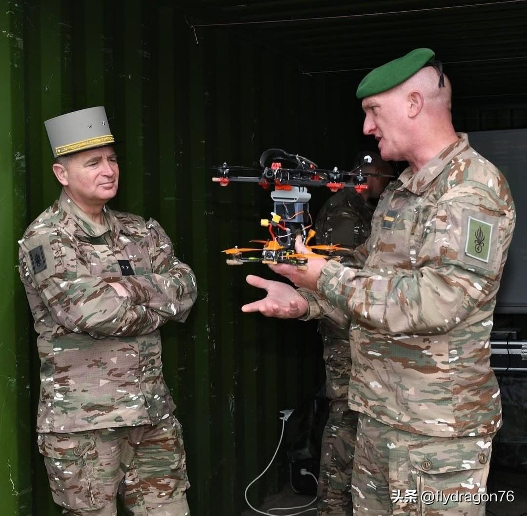 🇫🇷法国外籍军团正在学习操控FPV无人机技术。

有趣的是，目前指挥这支军团