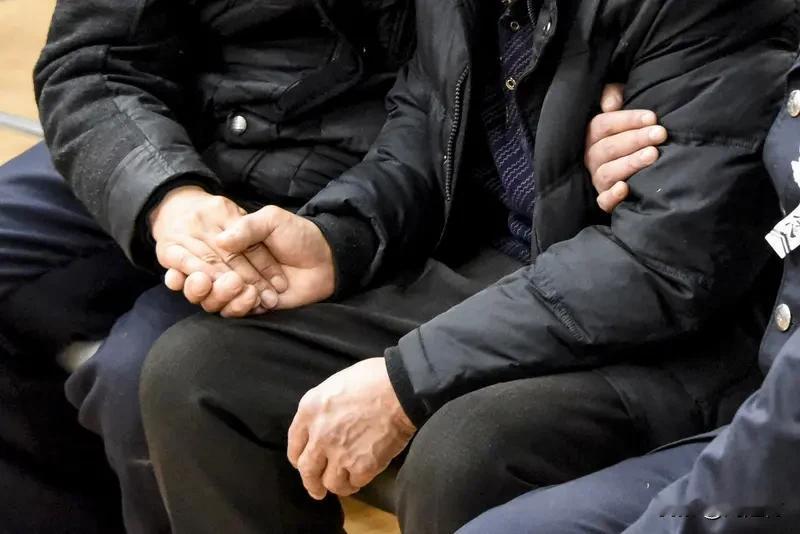 时隔58年认亲兄弟身高反差明显 隔了58年才认回亲兄弟，俩人站一块的身高差特别扎
