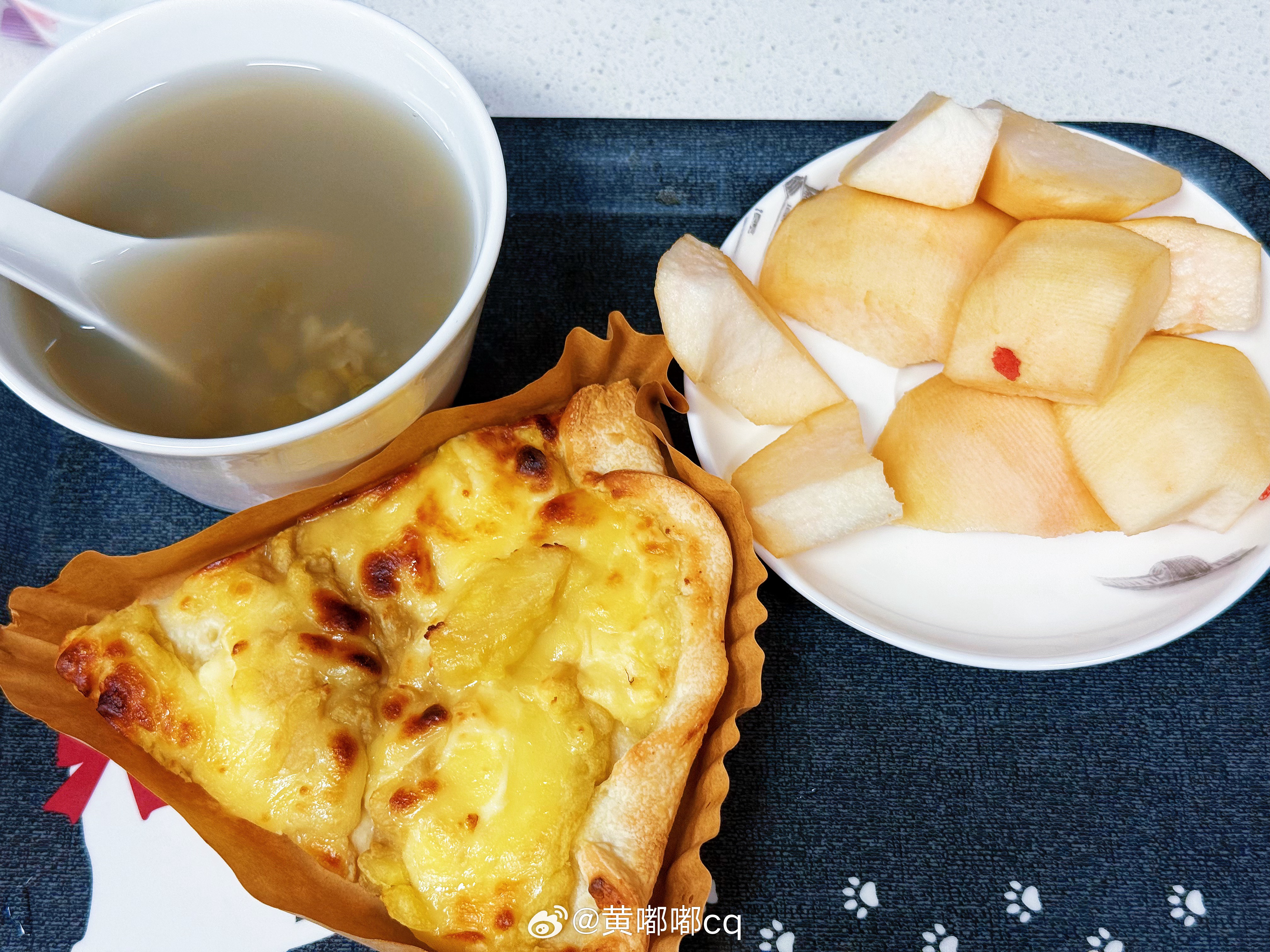 早饭简简单单~一碗绿豆水一碟桃子一块披萨 