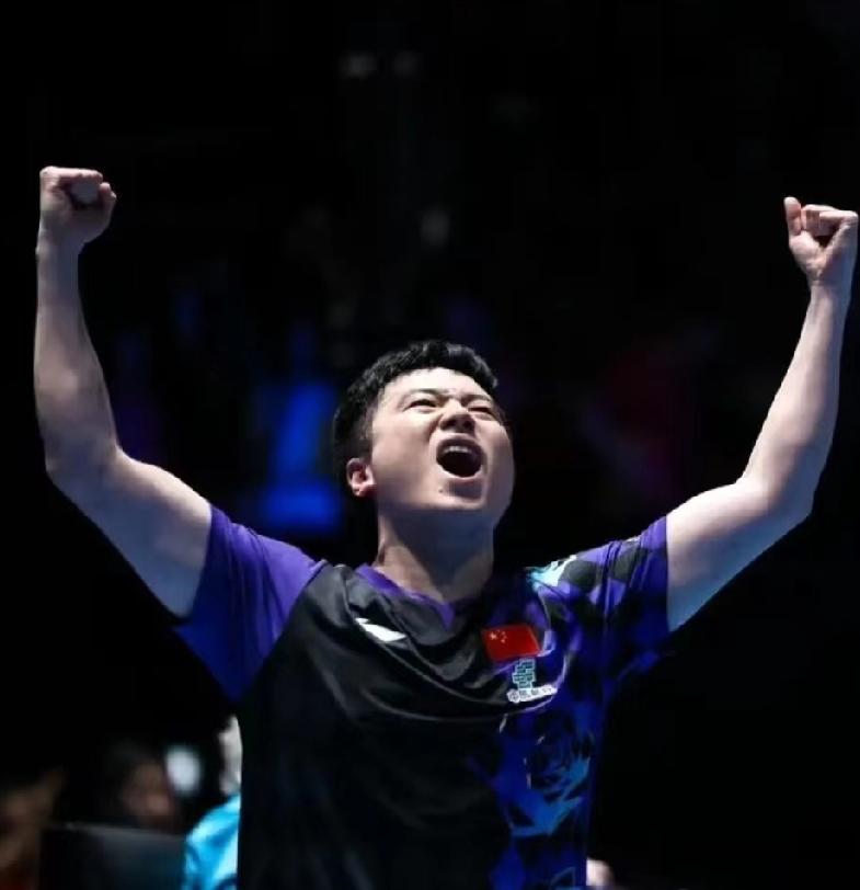 梁靖崑3-2赢了张本智和，决胜局从3-8翻盘，整场没喊暂停就硬扛下来。

他打完