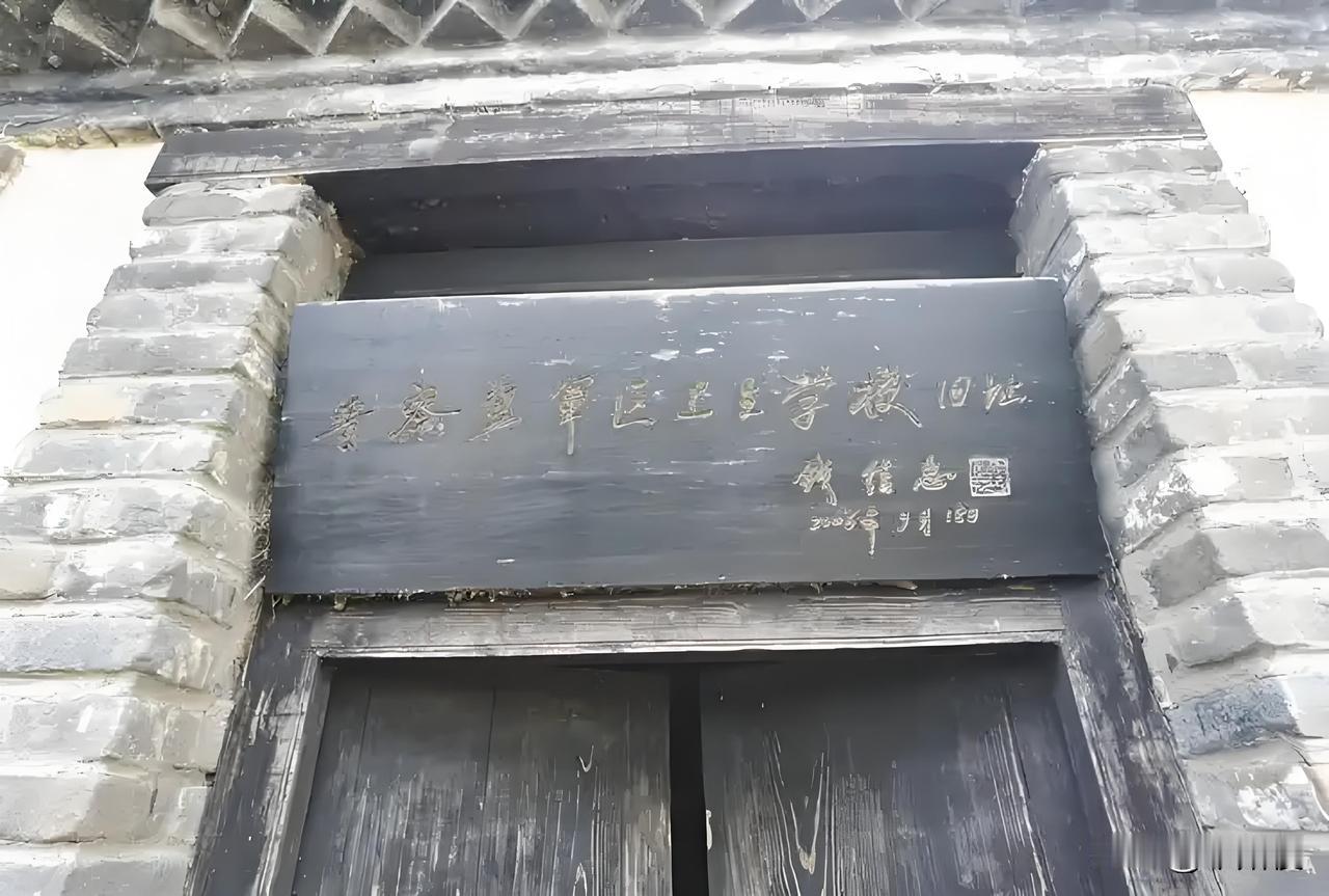 吉林医科大学附设卫生学校，现发展为吉林大学护理学院，学校前身晋察冀军区卫生学校于