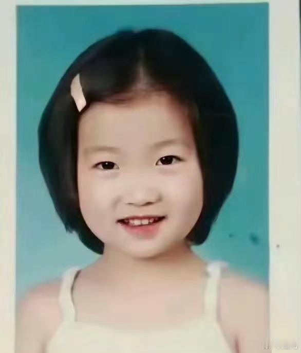 小时候的孙颖莎穿着公主裙太可爱了，我们莎莎随便打扮一下也是漂亮妹妹呢。 ​​​