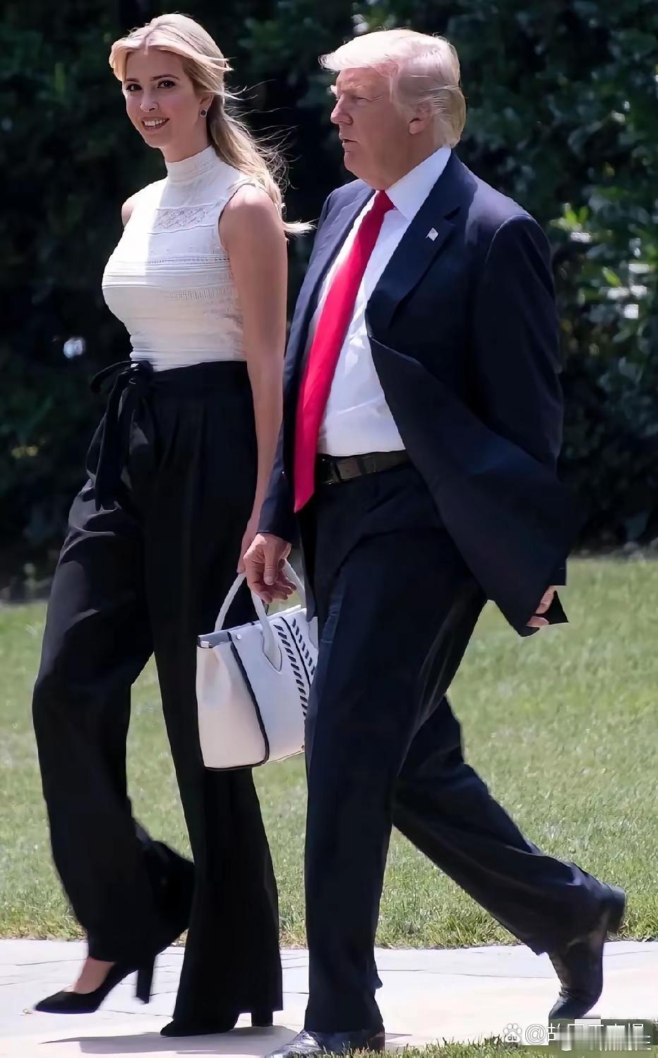 这张图片是第一任期内的特朗普，与大女儿伊万卡走在路上，女儿身材丰满，穿高跟鞋都高