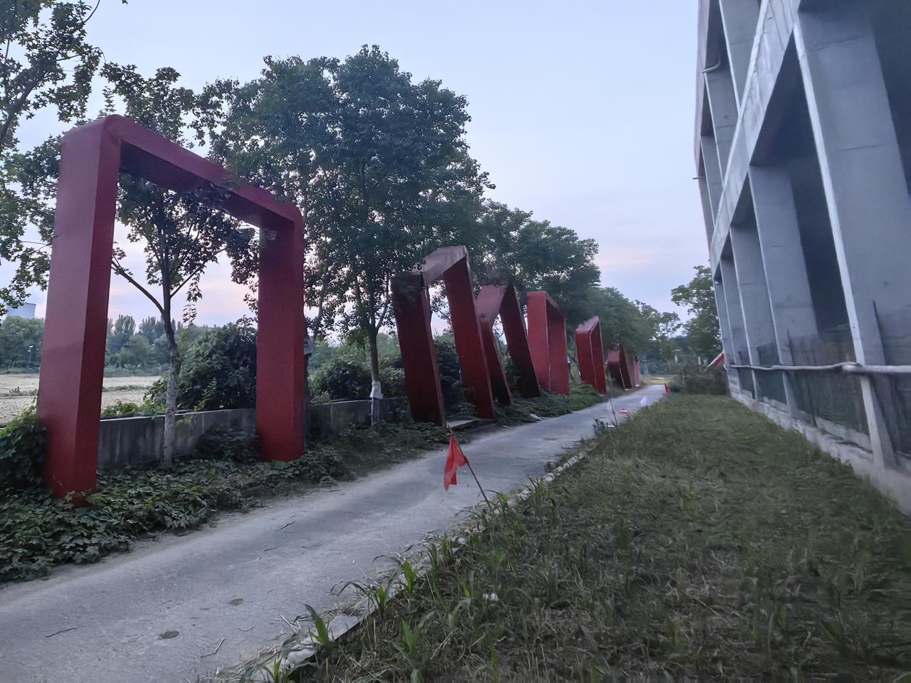 「郊野暮景」
暮色轻铺野水柔，
烟塔远衬晚霞流。
柳堤木碾清风静，
闲坐桥头待月