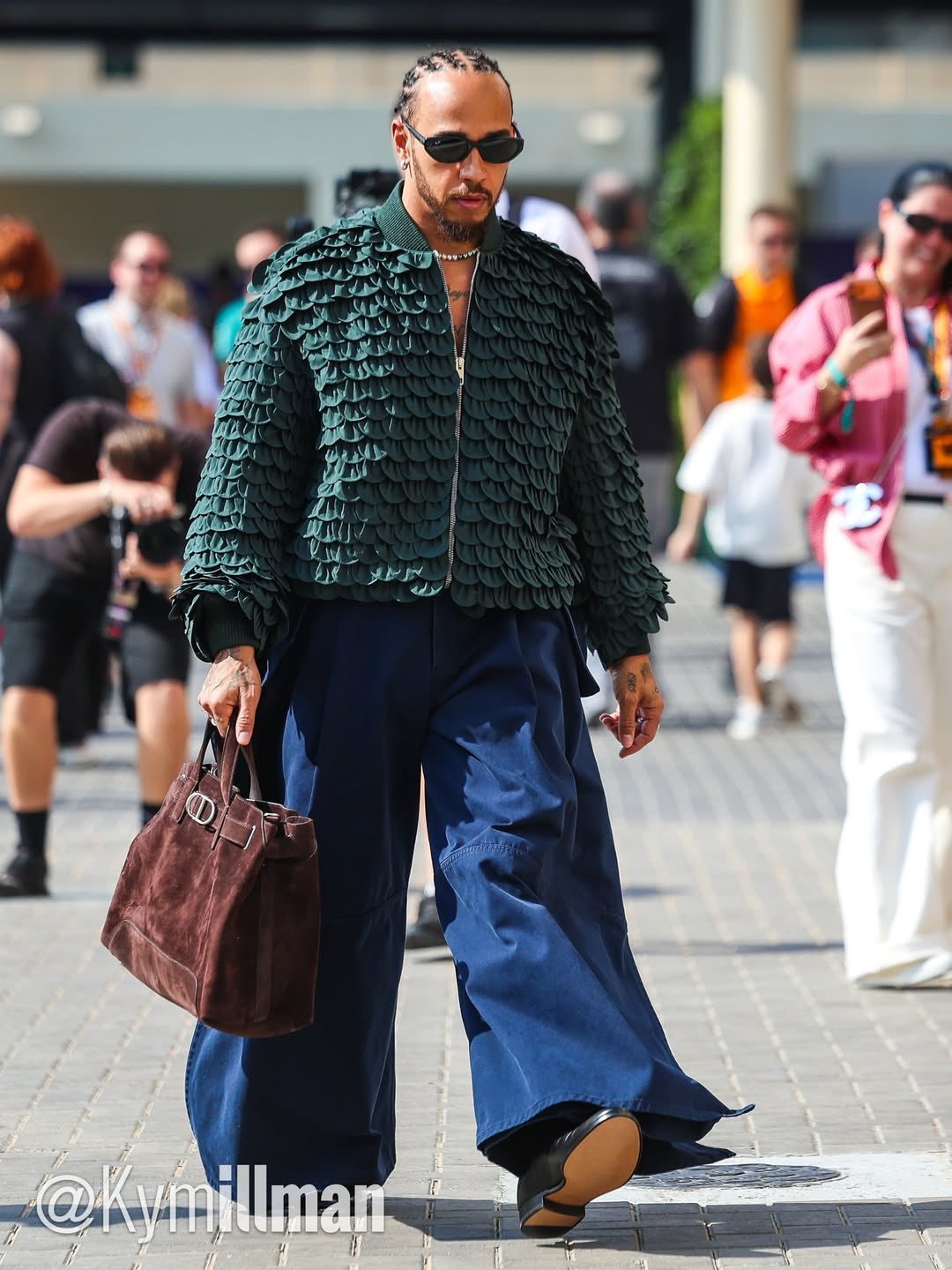 汉密尔顿2025赛季最后一站，最后一个比赛日的装束📷2025f1阿布扎比大奖赛