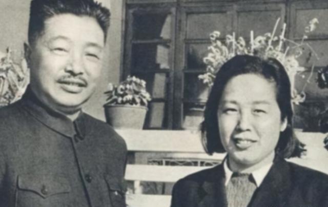 1942年，延安黄土高原尘土飞扬，46岁的贺龙即将奔赴晋西北抗日前线，他的个人婚