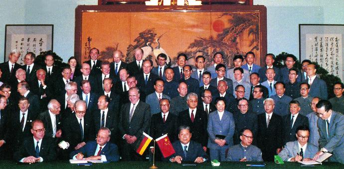 1984年10月10日，中德携手在北京人民大会堂签署合营合同，大众汽车公司应运而