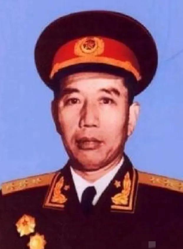 1957年，铁道兵司令王震上将遇到3个海军军官大声喝酒划拳。王司令走上前去，问：