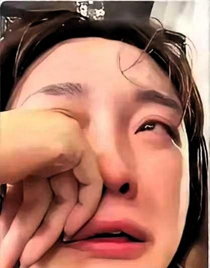 河南一29岁女孩无偿捐献骨髓，救了一名17岁白血病男孩。没想到，男孩康复后见到她
