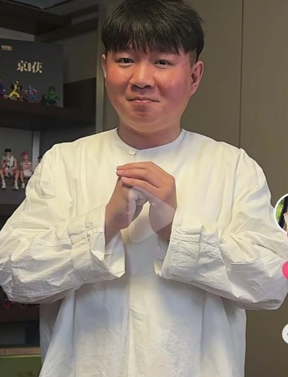 卢鑫的新演出海报挂出来了，“相声新势力班主”的头衔还在，西安曲协副主席的名头也没