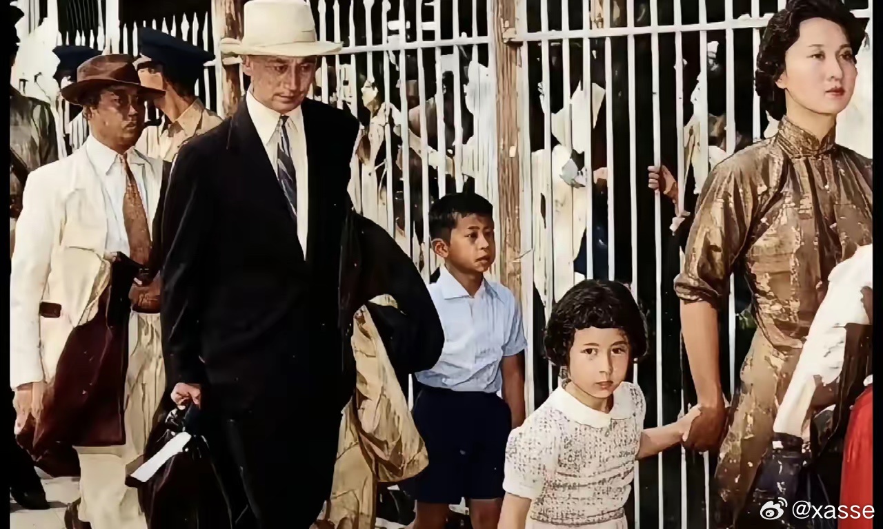 1955年，钱学森携家人辗转抵达香港。最终从罗湖桥进入深圳，然后星夜北上
