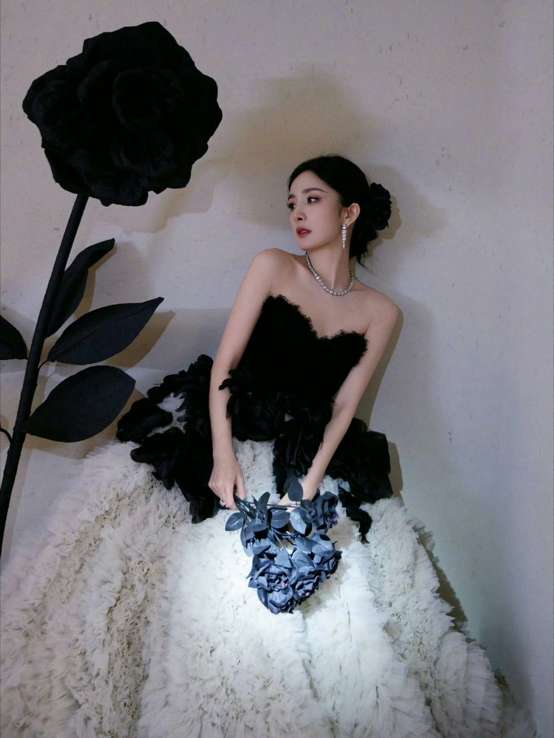 杨幂和她三十多斤的裙子们 上次黑白玫瑰公主裙简直美呆了[比耶][比耶][比耶] 