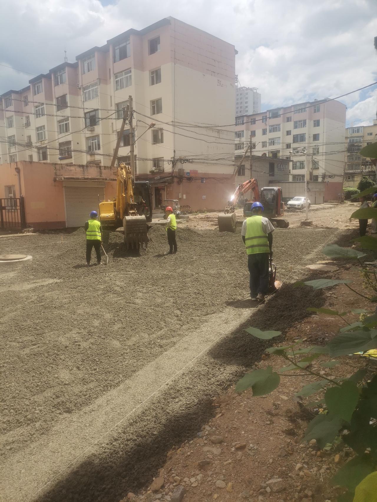 吉林市庆丰小区的老旧小区改造工程正如火如荼地进行着，令人期待它能旧貌换新颜。
