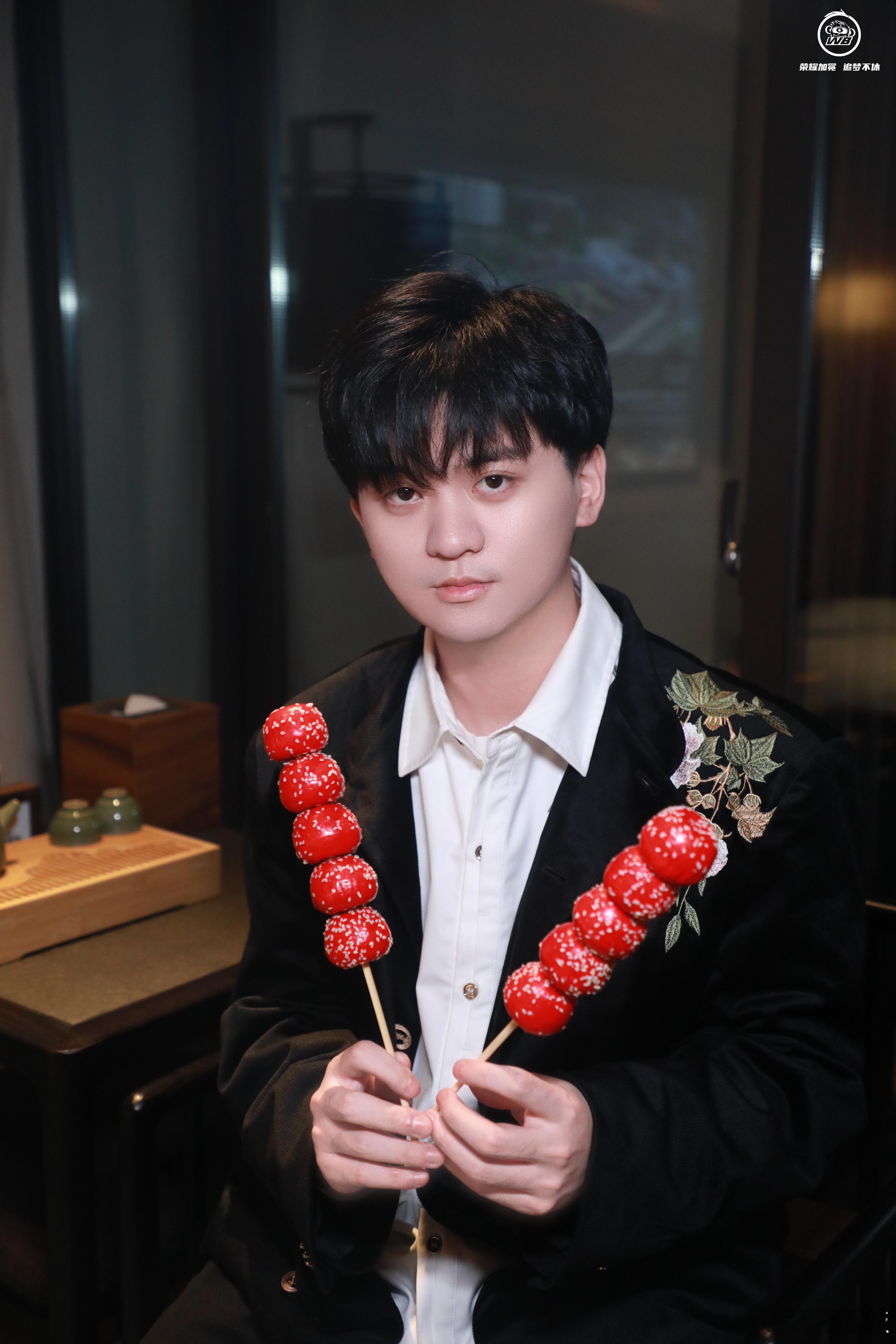 KPL[超话]  桃点幸运猴开心 背景WB队员们大片来袭，这拍的照片也太有艺术感