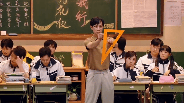张维伊喉咙里的摩托开出来了 张维伊《课间十分钟》太有戏！严肃张老师造型带感，三角