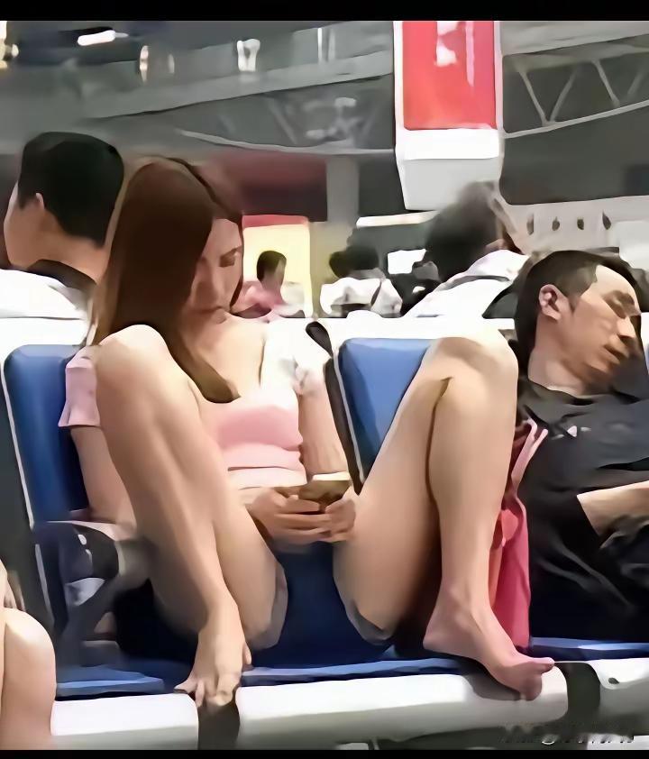 这坐相？
唉！在自己家里也不能这样子坐着吧？更何况是在候车厅，纵然是互不认识， 