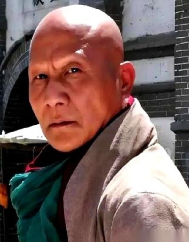 17岁那年，计春华给自己煎了锅中药，锅是铝的。第二天一早，他一照镜子，头发、眉毛