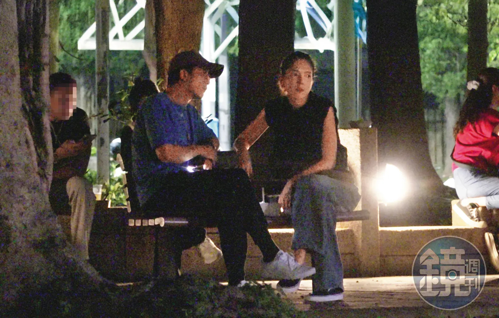 邱泽许玮甯夫妻俩以一身休闲装扮低调现身啤酒节，两人并肩漫步市集摊位间，不时交谈、