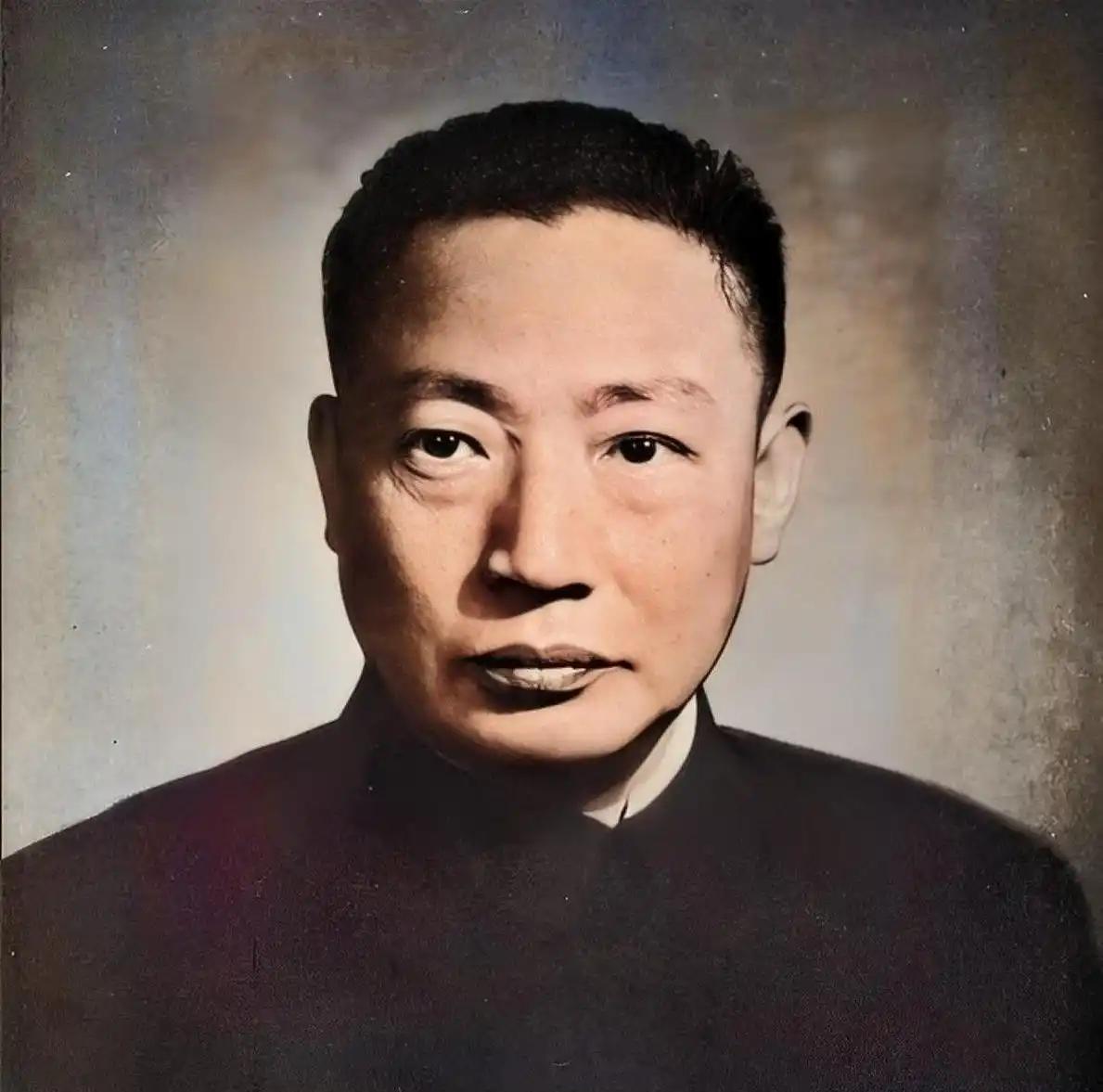1949年，毛人凤下令处死朱君友。朱君友坦然赴死，却发现枪决他的2名特务，朝他频