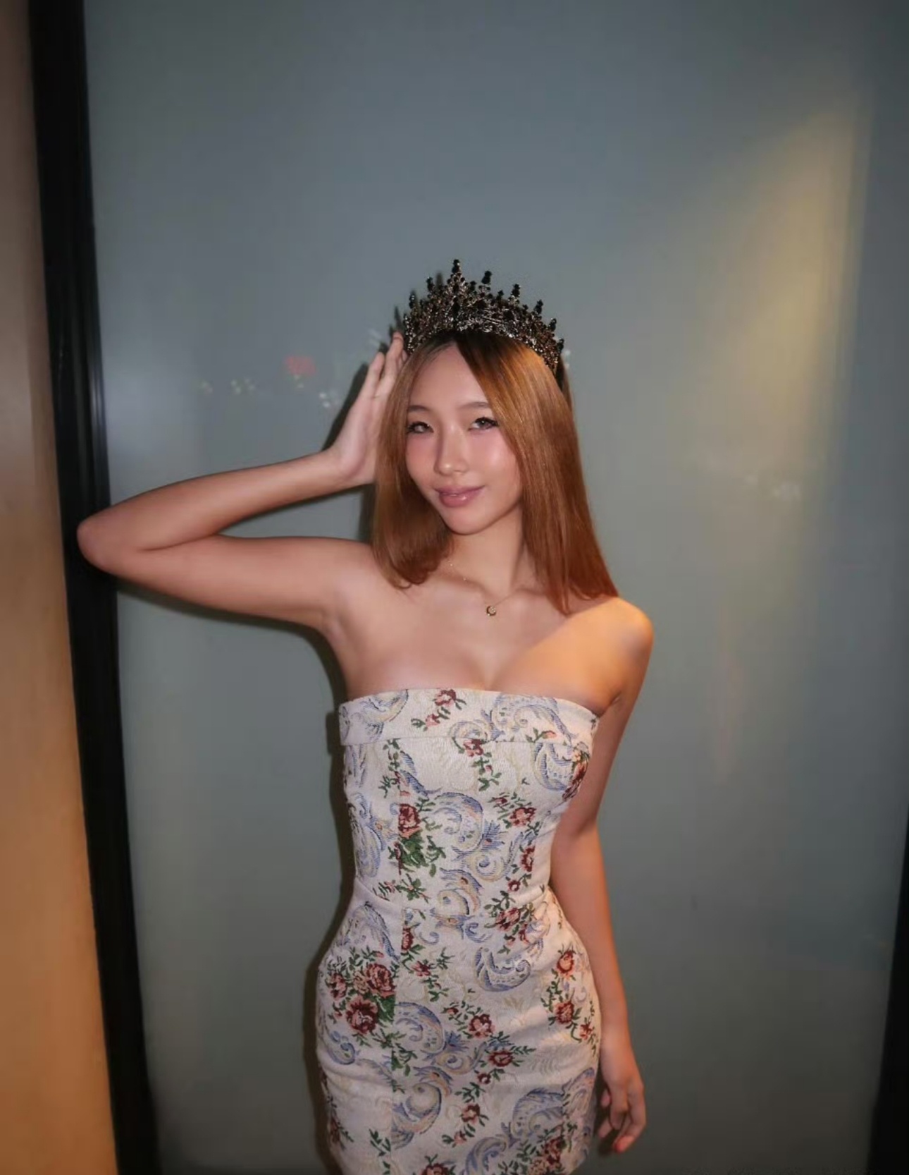 小S大女儿Elly抹胸短裙，小女儿都这么大啦，妹妹好漂亮呀！ ​​​