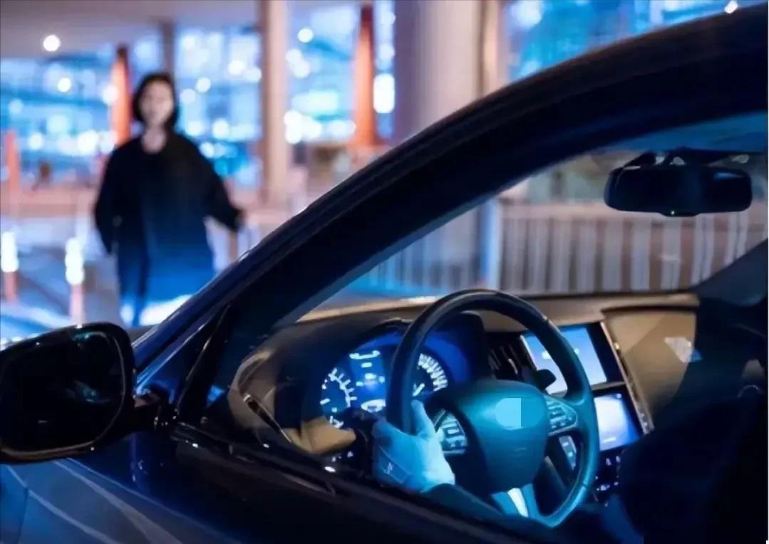 天津，一女孩坐顺风车回家，走到半路，男司机见女孩漂亮，突然锁住车门，强行与女孩发