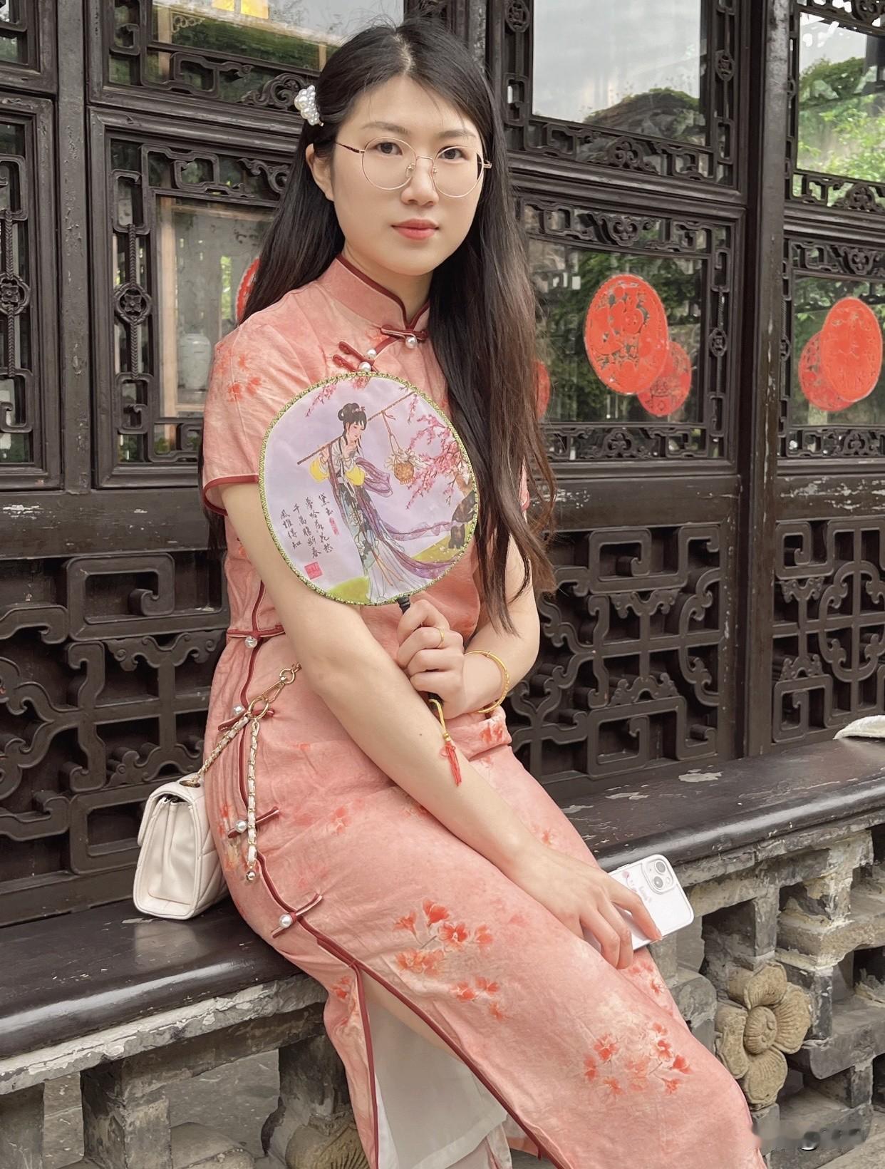 中国风旗袍服装推荐传统长款旗袍也不能少，修身的剪裁凸显女性的优雅曲线。像真丝材质