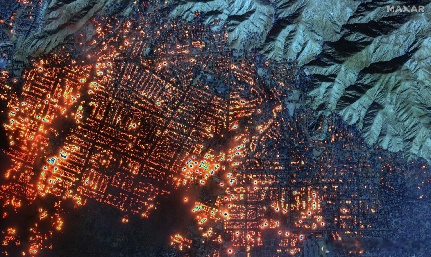 美国洛杉矶山火完全失控  Maxar 短波红外卫星拍摄的加利福尼亚州阿尔塔迪纳燃