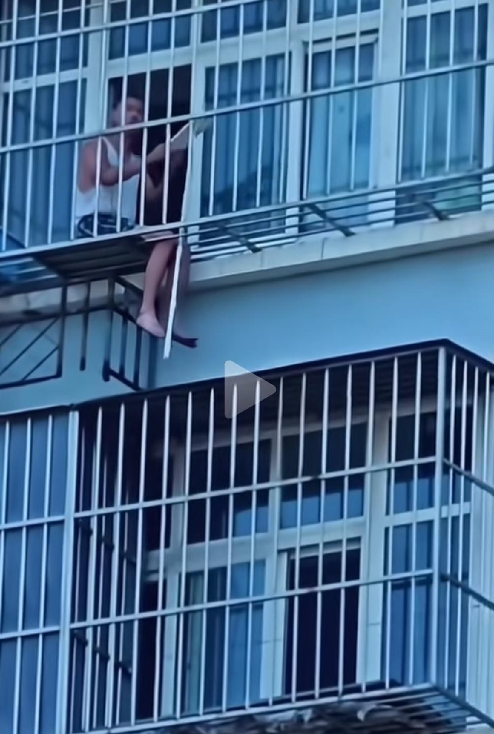 友友们，如果是你遇到这种情况你怎么办？看清楚了：这是楼下的防盗网做得太宽了，比上