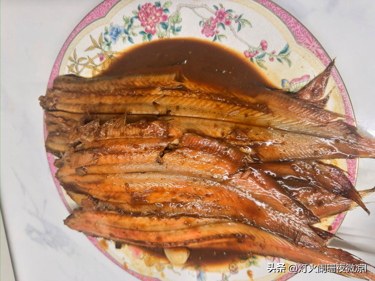 酱焖塔嘛鱼，朋友自驾回来给带了点鱼，趁着还活着做了吧

这个鱼需要把鱼皮撕掉，这